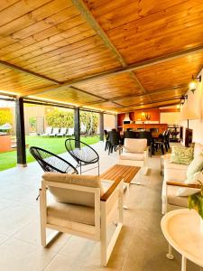 Posezení v ubytování Luxury Banana Haven Villa with pool by CanaryScape