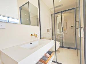 Ένα μπάνιο στο Yuanjing Yishu Hotel