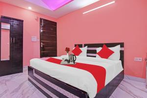 Postel nebo postele na pokoji v ubytování Super Hotel O Rishabh Inn