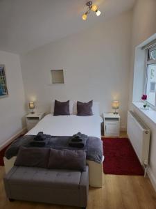 a bedroom with a large bed and a couch at Luxury Hampstead Mews House, Close to City Centre in London