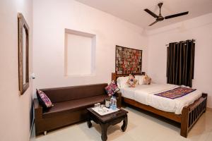 Postel nebo postele na pokoji v ubytování Relax Inn Jaisalmer