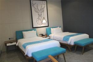 Posteľ alebo postele v izbe v ubytovaní Hotel Dafam Wonosobo