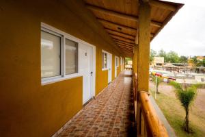 un edificio con un passaggio pedonale in mattoni accanto a una finestra di Pipperland Hospedaje a Villa García Altre 5 foto
