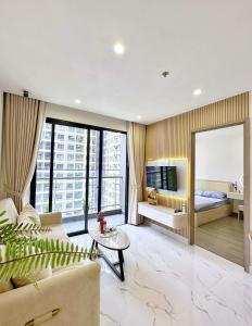 a living room with a couch and a bed at 2 phòng ngủ Solari nhìn công viên liền kề Vincom Mega Mall in Long Bình