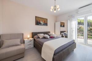 ein Schlafzimmer mit einem Bett und einer Couch und einem Fenster in der Unterkunft Apartment Tafra 2 in Lokva Rogoznica