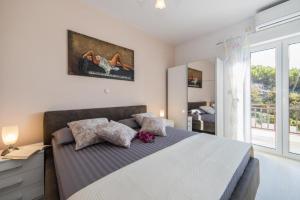 ein Schlafzimmer mit einem großen Bett mit zwei Kissen in der Unterkunft Apartment Tafra 2 in Lokva Rogoznica