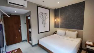 Posteľ alebo postele v izbe v ubytovaní Hotel Dafam Wonosobo
