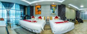 Giường trong phòng chung tại Hotel Robot