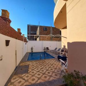 a swimming pool in the backyard of a house at Villa Joseph Luxor in Al Aqālitah