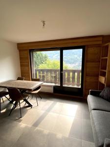 En balkon eller terrasse på Le Nid Douillet des Gerets