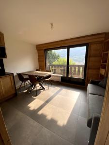 En balkon eller terrasse på Le Nid Douillet des Gerets + 14 billeder