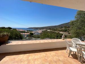 un balcon avec une table et des chaises et une vue dans l'établissement Cadaqués and Chill, à Cadaqués