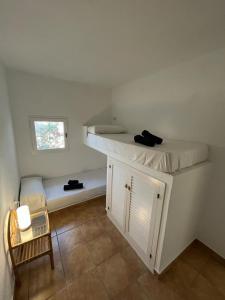 une petite pièce avec un lit et une fenêtre dans l'établissement Cadaqués and Chill, à Cadaqués