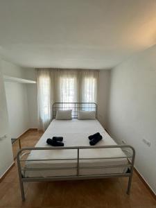 - une chambre avec un lit et 2 peignoirs dans l'établissement Cadaqués and Chill, à Cadaqués
