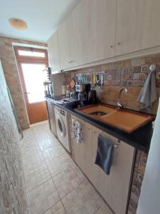 una cucina con lavello e lavatrice di Snow White Castle Apartment a Kiotari
