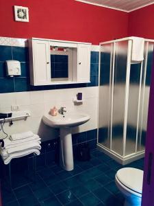 Un baño con lavabo, ducha e inodoro. en Country House Etna Glicine, en Piedimonte Etneo