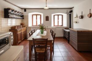 Dapur atau dapur kecil di Albergo Diffuso Comeglians