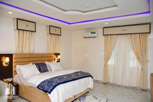 Llit o llits en una habitació de Udokanson Hotel And Suites