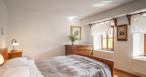 Tempat tidur dalam kamar di Albergo Diffuso Comeglians