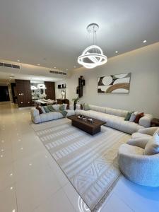 O zonă de relaxare la The Riviera Luxury Villa - Seaview Al Dana Fujairah