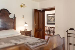 Tempat tidur dalam kamar di Albergo Diffuso Comeglians