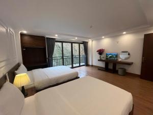 Postel nebo postele na pokoji v ubytování Sapa Warm Hotel