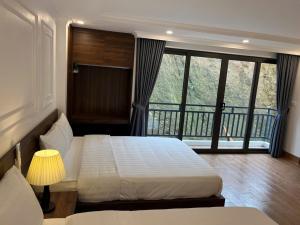 Postel nebo postele na pokoji v ubytování Sapa Warm Hotel