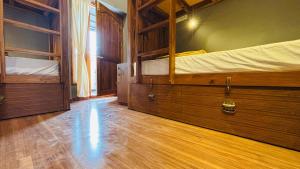 Giường trong phòng chung tại BUNK HUB hostel