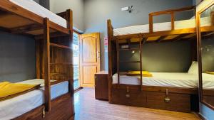 Giường trong phòng chung tại BUNK HUB hostel