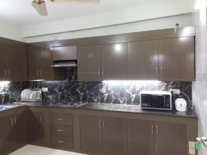 Kuchyň nebo kuchyňský kout v ubytování Subhani Aysha Palace Luxury Apartments