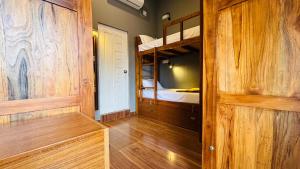Giường trong phòng chung tại BUNK HUB hostel