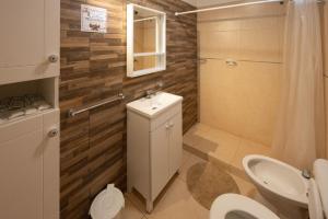 un bagno con lavandino, WC e doccia di Pipperland Hospedaje a Villa García