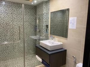 Direct pool access studio Twin Sands by Lofty的一间浴室