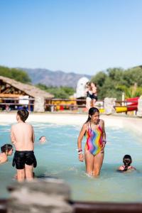 un gruppo di persone in acqua su una spiaggia di Pipperland Hospedaje a Villa García