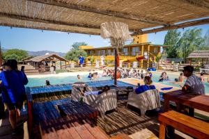 un gruppo di persone in una piscina di Pipperland Hospedaje a Villa García