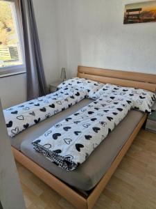 un letto con un piumone con delle mucche sopra di La joyeuse étape a Sonceboz