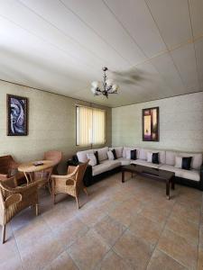 Posezení v ubytování Geghama Garden House - Resort Sevan