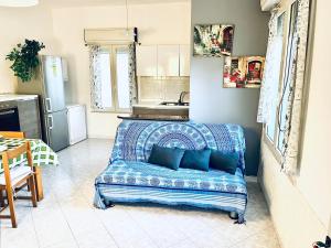 a living room with a couch in a kitchen at Casa vacanze alla Maddalena Spiaggia in Maddalenedda +15 photos