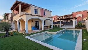 a house with a swimming pool in a yard at Casa Toni, Villasimius in Villasimius
