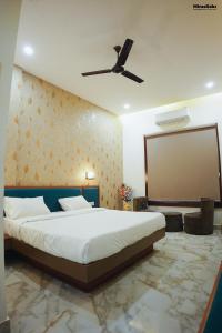 Postel nebo postele na pokoji v ubytování The Krati Resort & Convention Centre