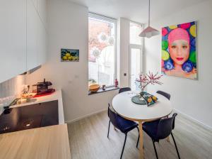 a kitchen and dining room with a table and chairs at Guesthouse Josephine - Antwerpen in Antwerp