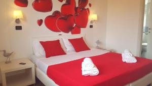 Lake Garda Hostel tesisinde bir odada yatak veya yataklar