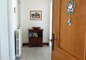 a hallway with a wooden door and a table at Appartamento ZOIA in Crevacuore