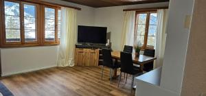 TV a/nebo společenská místnost v ubytování Marco Apartment - Aare Jungfrau AG