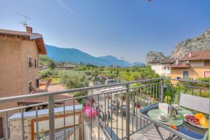 a balcony with a table with fruit on it at Casa del sole in Arco