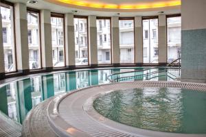 une grande piscine dans un immeuble avec des fenêtres dans l'établissement Lux apartamenty Stara Polana, à Zakopane