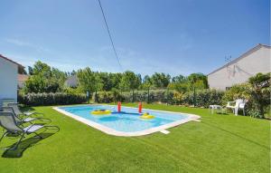 Πισίνα στο ή κοντά στο Nice Apartment In Le Sambuc With Wifi