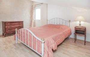 Ένα ή περισσότερα κρεβάτια σε δωμάτιο στο Nice Apartment In Le Sambuc With Wifi