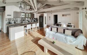 a living room with a couch and a kitchen at Beautiful Home In Ares in Arès