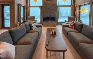 Χώρος καθιστικού στο 5 Bedroom Stunning Home In Løten